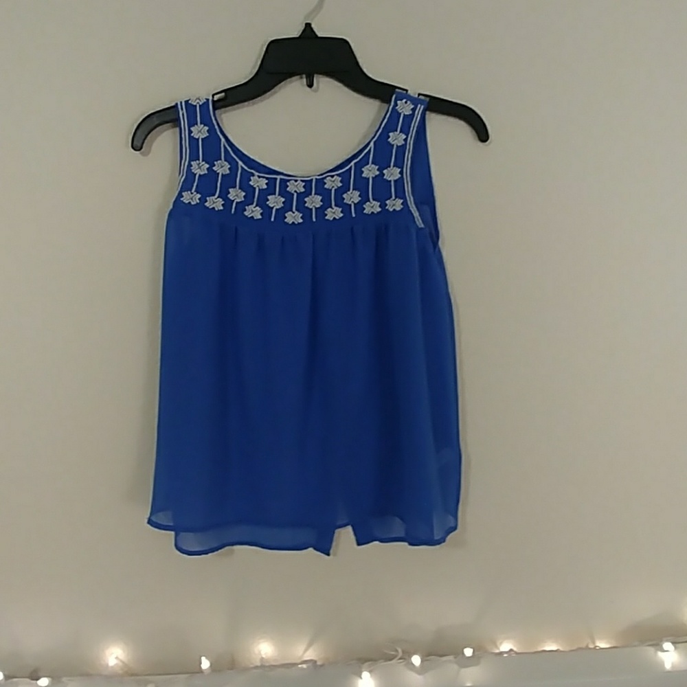 Sleeveless shirt